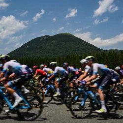 El grupo de ciclistas pasa por el Puy de Dome durante la carrera ciclista del Tour de Francia. Foto de Marco BERTORELLO / AFP | Foto:AFP