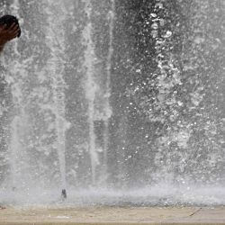 Un hombre se refresca junto a una fuente de agua durante una ola de calor en Sevilla. Las temperaturaalcanzó los 44 grados. Foto por CRISTINA QUICLER / AFP | Foto:AFP