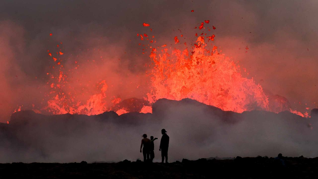 La gente observa el flujo de lava durante una erupción volcánica cerca de Litli Hrutur, al suroeste de Reykjavik en Islandia. Foto Kristinn Magnusson / AFP | Foto:AFP