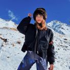 El look "ski chic" de Celeste Cid: accesorios de piel y estampados motoqueros