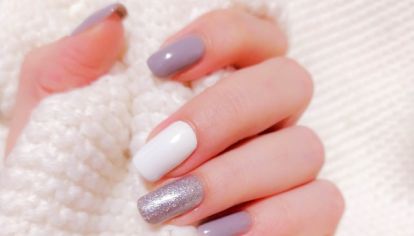 Las uñas lechosas son la última tendencia de uñas, que además de sumar una variedad de colores, es muy fácil de ejecutar.