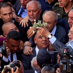 El presidente palestino, Mahmud Abbas, llega para depositar una corona de flores junto a las tumbas de los palestinos asesinados en el campo de refugiados palestinos de Jenin, al norte de Cisjordania. Foto de Zain JAAFAR / AFP | Foto:AFP