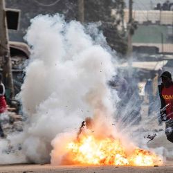 Un partidario de la oposición de Kenia reacciona cuando un bote de gas lacrimógeno explota frente a él durante las manifestaciones con oficiales de policía de Kenia en Nairobi. Foto Luis Tato / AFP | Foto:AFP