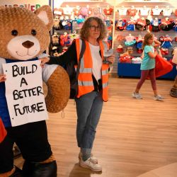 Activistas del cambio climático de Just Stop Oil sostienen pancartas mientras se manifiestan dentro de la tienda de juguetes Hamleys en Regent Street en Londres. Foto de Daniel LEAL / AFP | Foto:AFP