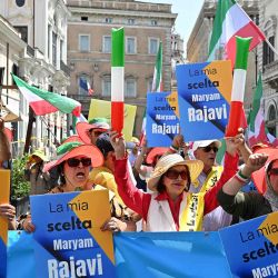 Los participantes sostienen pancartas que dicen "Elijo a Maryam Rajav" durante una reunión de iraníes en apoyo de la líder de los Muyahidines del Pueblo de Irán (MEK) Maryam Rajavi. Foto Alberto PIZZOLI / AFP | Foto:AFP