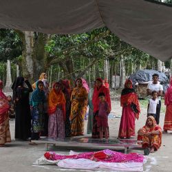 Familiares y vecinos se reúnen junto al cuerpo de Rejaul Gaji, quien murió en la violencia local posterior a las elecciones en Bengala Occidental. Foto DIBYANGSHU SARKAR / AFP | Foto:AFP