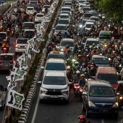Los automovilistas hacen cola para llegar a casa después del trabajo durante la hora pico de la tarde en Surabaya. Foto de JUNI KRISWANTO / AFP | Foto:AFP