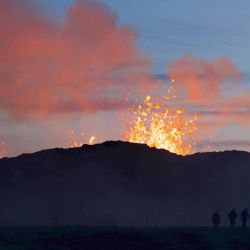 Personas observando una erupción volcánica en Litli Hrutur, al suroeste de Reykjavik en Islandia. Foto Jeremie RICHARD / AFP | Foto:AFP