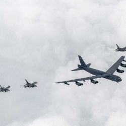 Bombardero estratégico B-52H de la Fuerza Aérea de EE. UU. volando con F-15K de la Fuerza Aérea de Corea del Sur y F- 16 aviones de combate durante un simulacro aéreo conjunto en Corea del Sur. Foto AFP | Foto:AFP