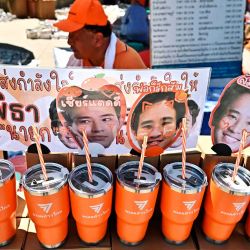 Los partidarios del líder del partido Move Forward y el candidato a primer ministro Pita Limjaroenrat venden mercadería fuera del Parlamento tailandés antes de la votación. Foto Lillian SUWANRUMPHA / AFP  | Foto:AFP