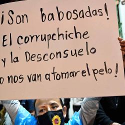 Personas participan en una manifestación frente a la sede del Tribunal Supremo Electoral en Ciudad de Guatemala. Foto Johan ORDONEZ / AFP | Foto:AFP