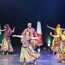 Los bailarines actúan antes de un discurso del primer ministro indio en el complejo de música y artes escénicas La Seine Musicale en Boulogne-Billancourt, al suroeste de París. Foto Bertrand GUAY / AFP  | Foto:AFP