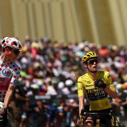 Los ciclistas esperan frente al centro de eventos Le Scarabee. La Carrera ciclistica Tour de Francia. Foto Anne-Christine POUJOULAT / AFP | Foto:AFP