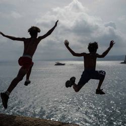 Dos niños saltan al mar Mediterráneo en la ciudad de Niza, en la riviera francesa. Foto de Valery HACHE / AFP | Foto:AFP