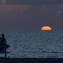 La gente disfruta del amanecer sobre el Océano Atlántico en Miami Beach, Florida. Foto JOE RAEDLE/ AFP | Foto:AFP