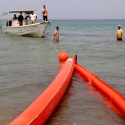 Un especialista de las Naciones Unidas entrena a un equipo local en el uso de barreras flotantes para proteger la costa de un derrame de petróleo del FSO Safer, en el distrito de Al-Khawkhah de la provincia occidental de Hodeida. Foto Khaled Ziad / AFP | Foto:AFP