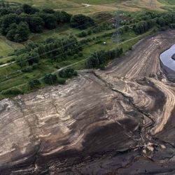Una foto aérea tomada desde un dron muestra el lecho del embalse de Woodhead revelado por la caída del nivel del agua, cerca de Glossop, en el norte de Inglaterra. Foto Oli SCARFF / AFP | Foto:AFP