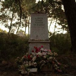 Un monumento en memoria de las víctimas y el poeta español del siglo XX Frederico García Lorca dice "Lorca era todos ellos" en Viznar, cerca de Granada. Foto JORGE GUERRERO / AFP | Foto:AFP