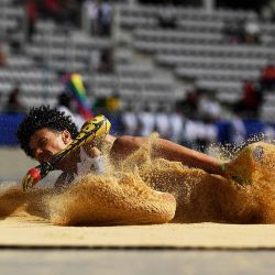 El francés Arnaud Assoumani compite en la final masculina de salto de longitud T47 durante el Campeonato Mundial de Para Atletismo en el Charlety Stadium, en París. Foto JULIEN DE ROSA / AFP | Foto:AFP