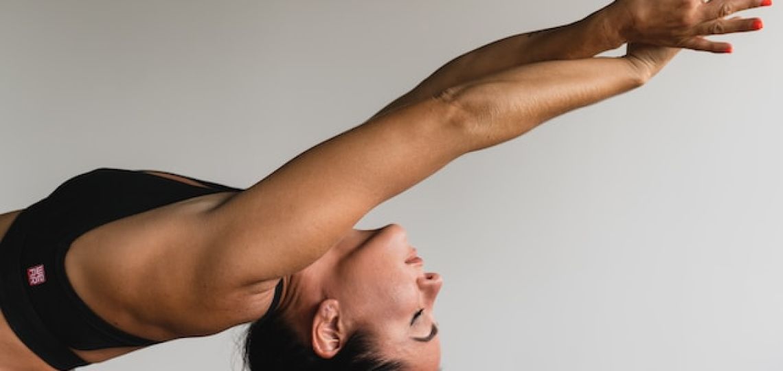 Recuperando energías: La postura de yoga que reemplaza 4 horas de sueño y sus beneficios