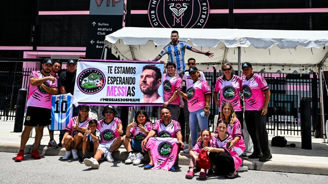 Fans of Argentina's Lionel Messi wait for his arrival at the DRV PNK Stadium in Fort Lauderdale, Florida on July 11, 2023, ahead of his debut in the Major League Soccer (MLS) with Inter Miami. 