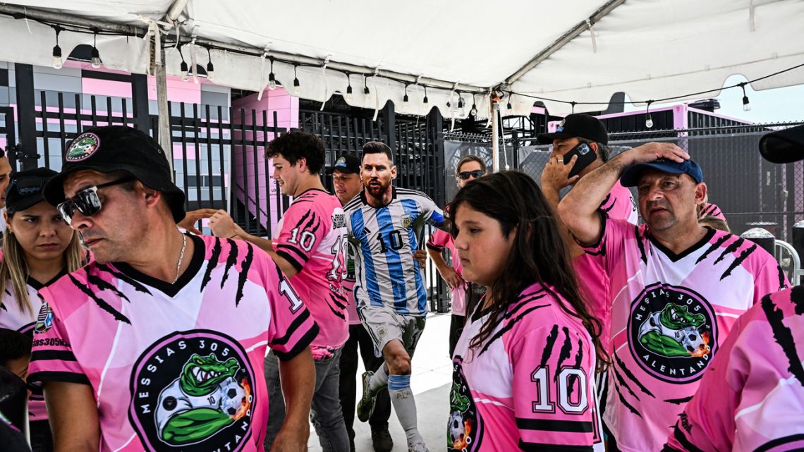 Fans of Argentina's Lionel Messi wait for his arrival at the DRV PNK Stadium in Fort Lauderdale, Florida on July 11, 2023, ahead of his debut in the Major League Soccer (MLS) with Inter Miami. Messi landed in Florida on Tuesday ahead of putting the final touches on his move to US Major League Soccer club Inter Miami, ESPN television footage showed.