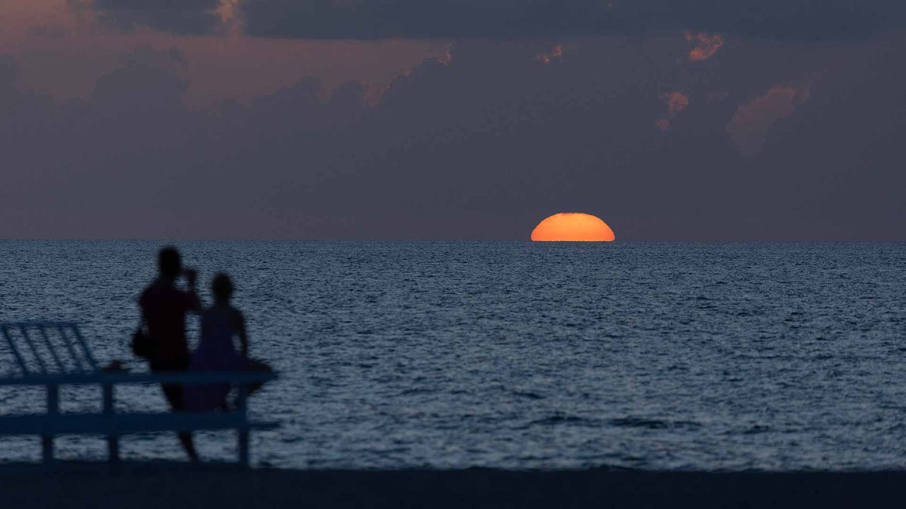 La gente disfruta del amanecer sobre el Océano Atlántico en Miami Beach, Florida. Foto JOE RAEDLE/ AFP | Foto:AFP