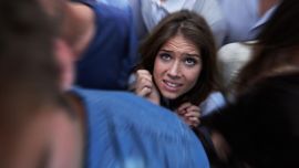 Cómo se desencadena el miedo irracional a los lugares pequeños o abarrotados.