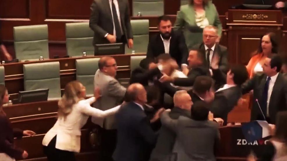 Pelea en el parlamento de Kosovo