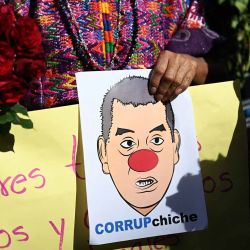 La gente participa en una manifestación frente a la sede de la Fiscalía General de la República en Ciudad de Guatemala. Foto Johan ORDONEZ / AFP | Foto:AFP