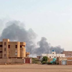 El humo se eleva a lo lejos alrededor del distrito de Khartoum Bahri en medio de los combates. Foto AFP | Foto:AFP