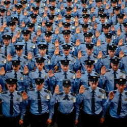 Los nuevos miembros de la fuerza policial de Kosovo juran durante la ceremonia de graduación. Kosovo. Foto Armend NIMANI / AFP | Foto:AFP