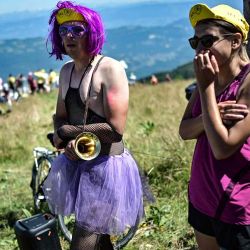 Espectadores vestidos de fiesta se reúnen en la cima del Col du Grand Colombier en la línea de meta de la carrera ciclista del Tour de Francia. Foto Marco BERTORELLO / AFP | Foto:AFP
