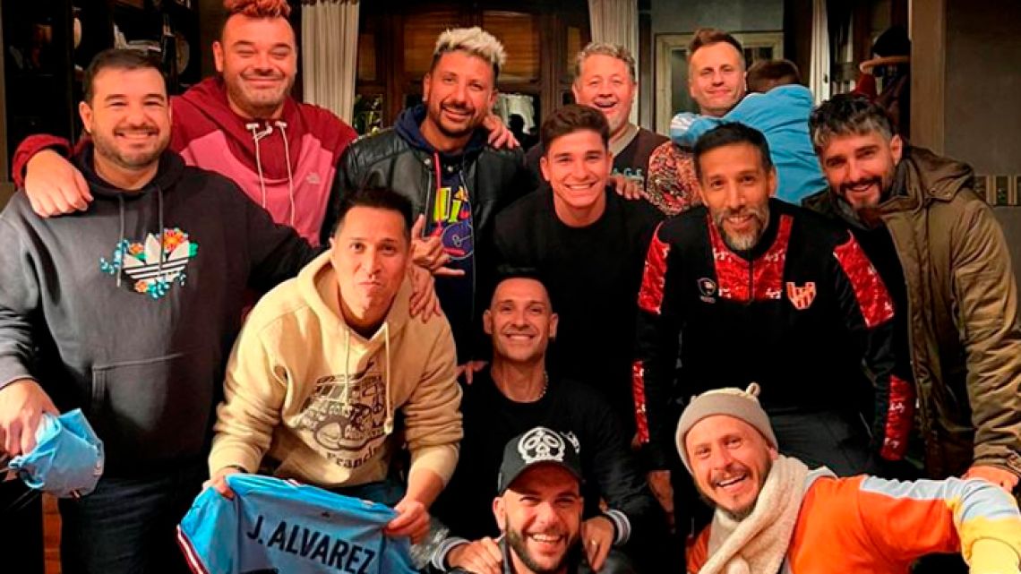 «Cuando tenés un amigo que es campeón del mundo»: el asado de Julián Álvarez y Los Caligaris