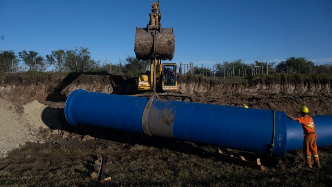 Workers install pipes to transport water to a water treatment plant on July 7, 2023, in Puntas de Valdez, San Jose deparment, Uruguay, on July 7, 2023, amid a severe drought in the country. 