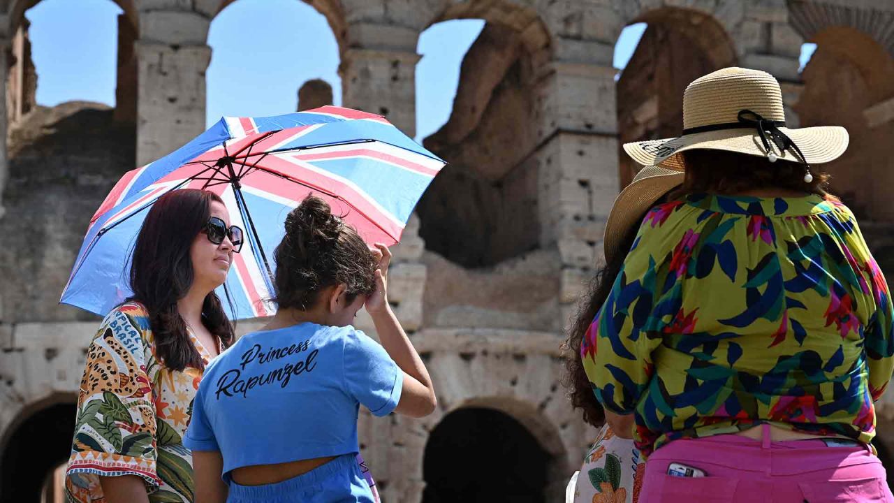 Los turistas se protegen del sol con sombrillas cerca del Coliseo en Roma, cuando Italia se ve afectada por una ola de calor. Foto de Alberto PIZZOLI / AFP | Foto:AFP