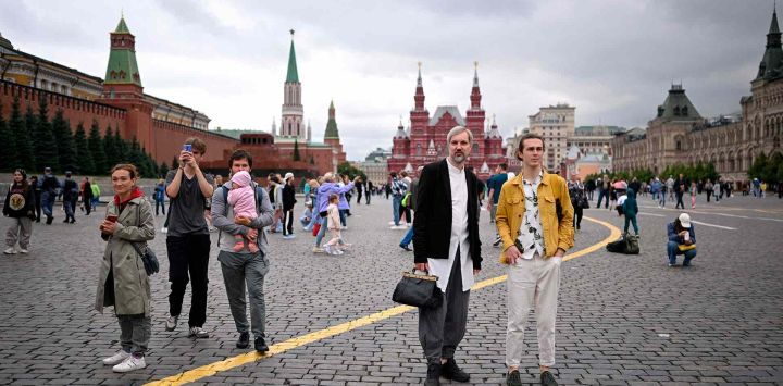 La gente visita la Plaza Roja en el centro de Moscú. Foto de Natalia KOLESNIKOVA / AFP