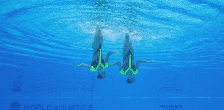 Las españolas Alisa Ozhogina Ozhogin e Iris Tio Casas compiten durante el Campeonato Mundial de Natación en Fukuoka. Foto MANAN VATSYAYANA / AFP