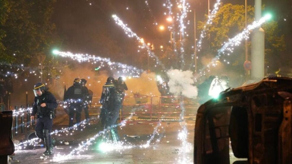 Más de 200 autos quemados y casi 100 detenidos durante la noche de la fiesta nacional de Francia