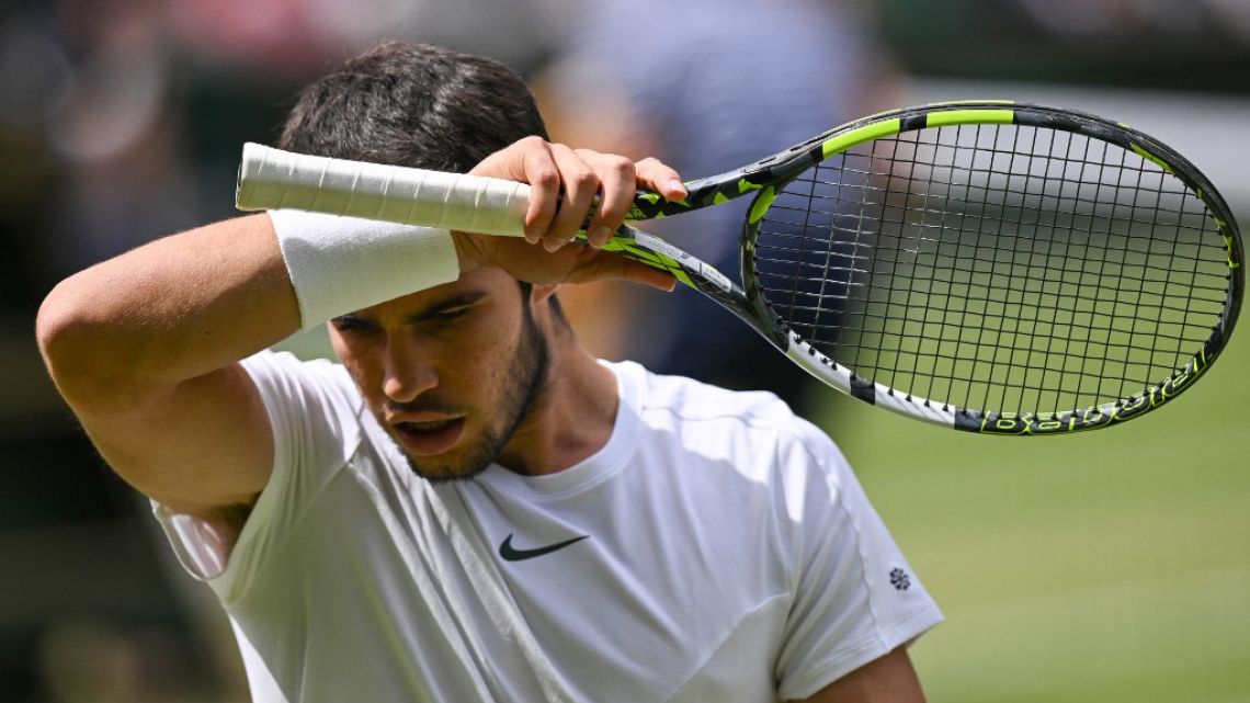 Djokovic no dejó margen alguno a Alcaraz en el set inicial de la final de Wimbledon