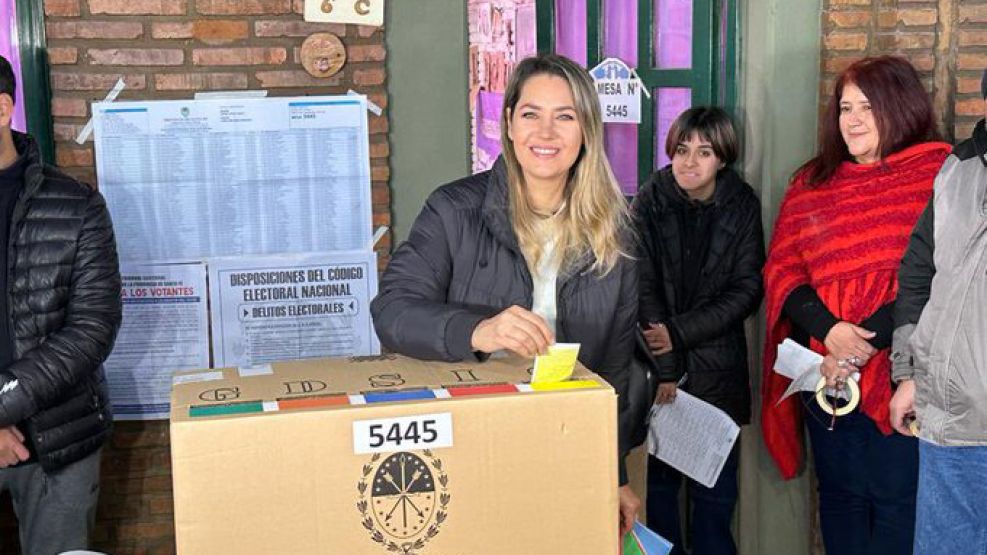 Carolina Losada, votando en Santa Fe.