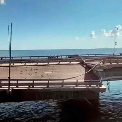 Esta captura de video tomada de un metraje muestra el puente de Kerch dañado, que une Crimea con Rusia, que resultó gravemente dañado después de un ataque. Foto Crimea24TV / AFP  | Foto:AFP