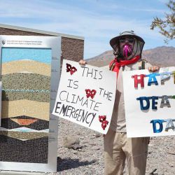 Un manifestante se para junto a una pantalla digital de una lectura de calor no oficial en el Centro de Visitantes de Furnace Creek durante una ola de calor en el Parque Nacional Death Valley, California. Foto Ronda Churchill / AFP | Foto:AFP