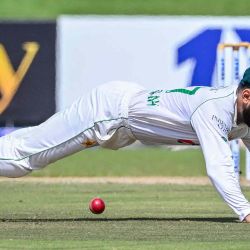 Abdullah Shafique de Pakistán se lanza para colocar la pelota durante el segundo día del primer partido de prueba de cricket entre Sri Lanka y Pakistán. Foto Ishara S. KODIKARA / AFP | Foto:AFP