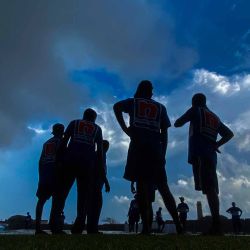 El personal de tierra cubre la cancha mientras la lluvia detiene el juego durante el segundo día del primer partido de prueba de cricket entre Sri Lanka y Pakistán. Foto Ishara S. KODIKARA / AFP | Foto:AFP
