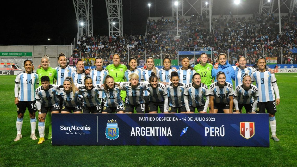 Argentina players pose for a picture before the start of the friendly football match between Argentina and Peru, ahead of the upcoming FIFA Women's World Cup, at the Estadio Único de San Nicolás, Buenos Aires Province, on July 14, 2023. 