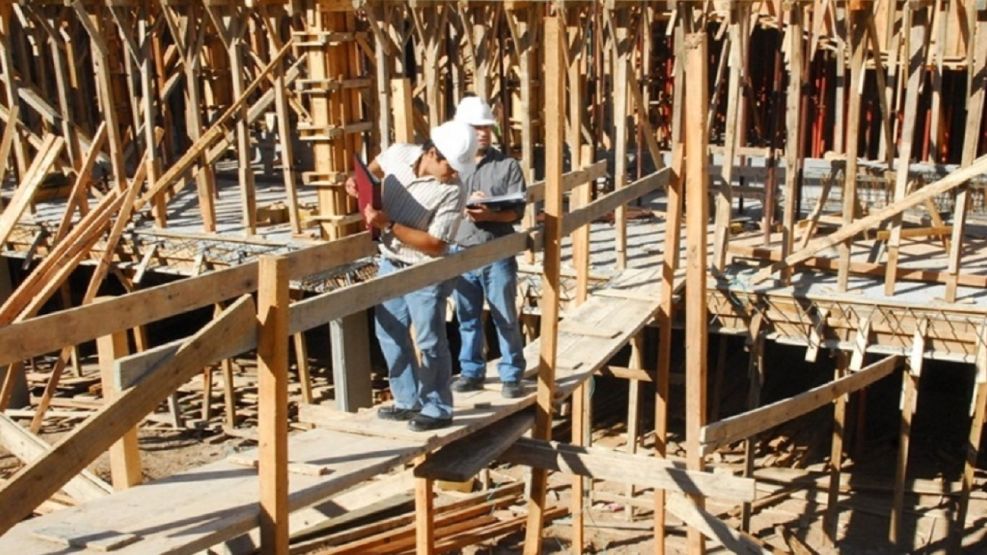 Impacto de la burocracia en el sector inmobiliario: retrasos de hasta un año en las obras de construcción