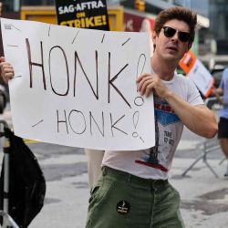 Miembros y simpatizantes de SAG-AFTRA protestan mientras continúa la huelga del Sindicato de Actores de SAG-AFTRA frente a Amazon/HBO en la ciudad de Nueva York. Foto Dia Dipasupil / AFP | Foto:AFP