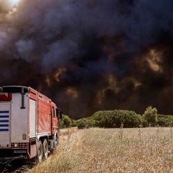 Un camión de bomberos llega al sitio de un frente de incendios en el asentamiento de Pournari durante los incendios forestales en el área de Magoula. Foto Spyros BAKALIS / AFP | Foto:AFP