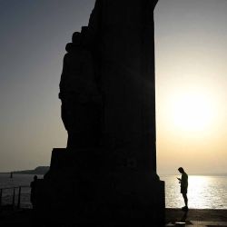 Un hombre de pie mientras el sol se pone sobre el mar Mediterráneo en Marsella, en el sur de Francia. Foto Nicolás TUCAT / AFP | Foto:AFP
